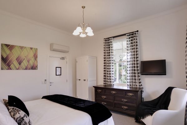 Flagstaff Lodge (Russell )